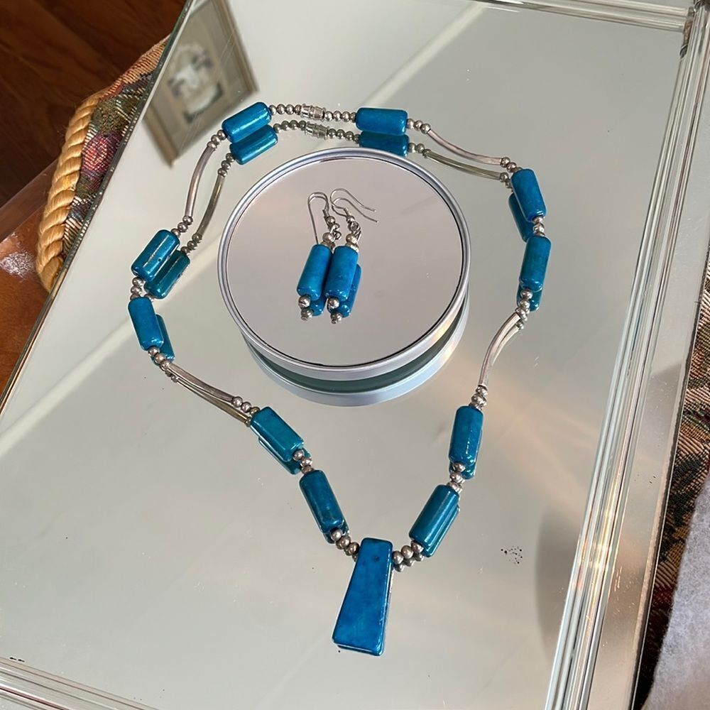 Dark turquoise blue stone‎ & silver tone drop earrings & necklace set