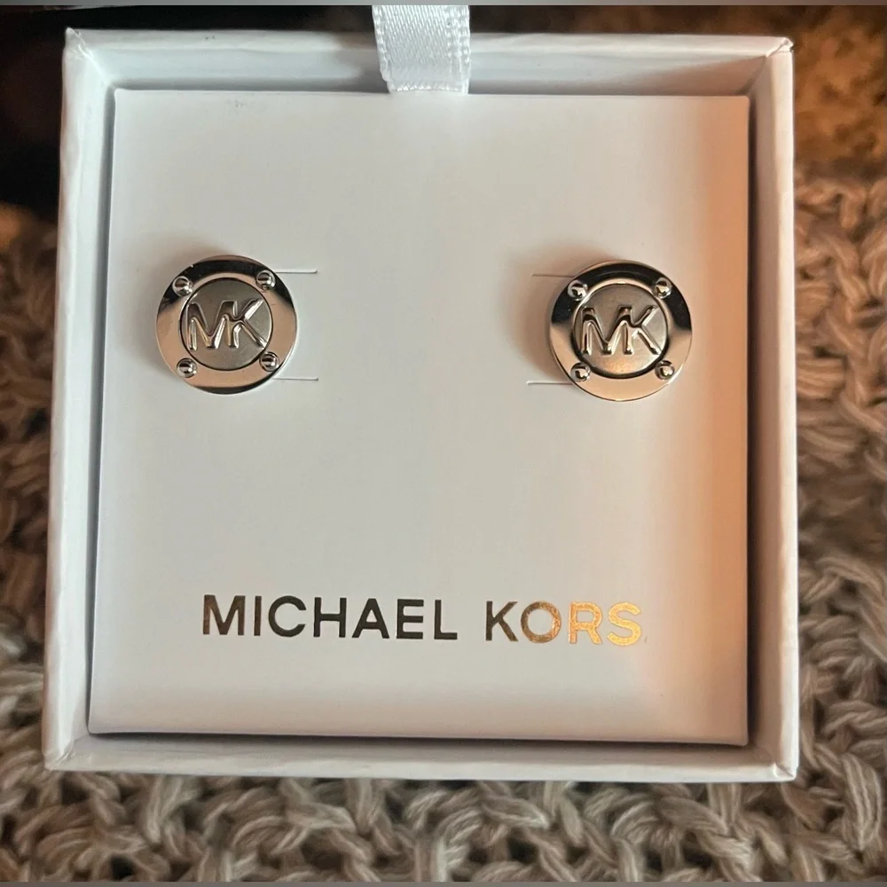 Michael Kors Silver Stud Earring
NWT - Picture 1 of 3