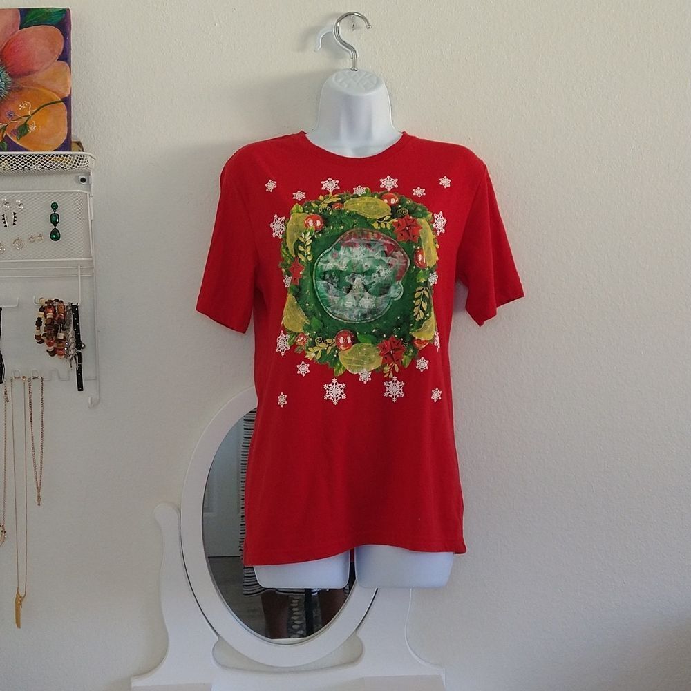 Well Worn Women’s Christmas Cat Graphic Tee Red Holiday Shirt Sunglasses Cat Siz