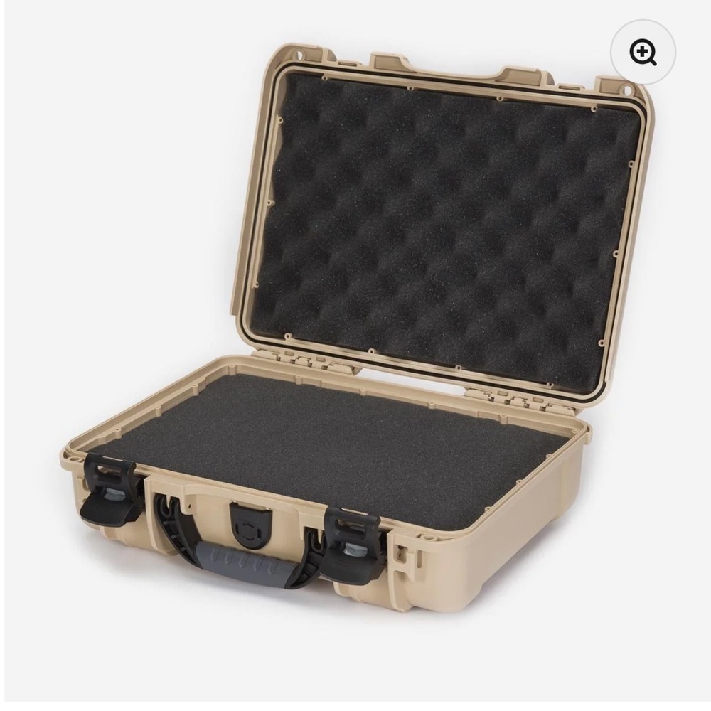 PRICE FIRM!! Tan Hard Shell Protective Case 910S-000TN-0A0
NANUK 910 - Tan beige