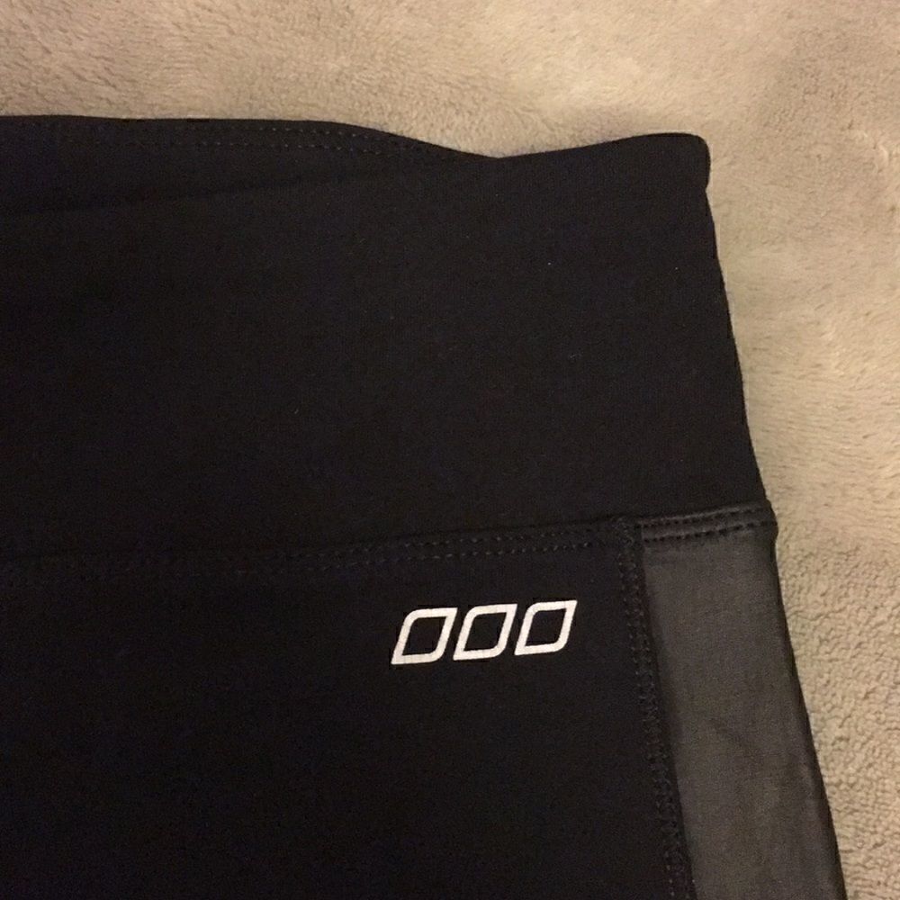 Lorna Jane cropped leggings w/ faux leather panels - Picture 2 of 3