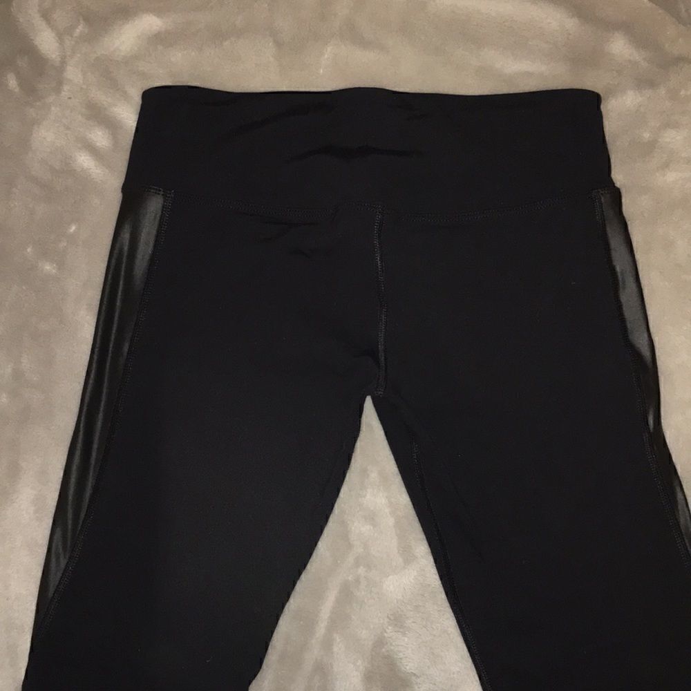 Lorna Jane cropped leggings w/ faux leather panels - Picture 3 of 3