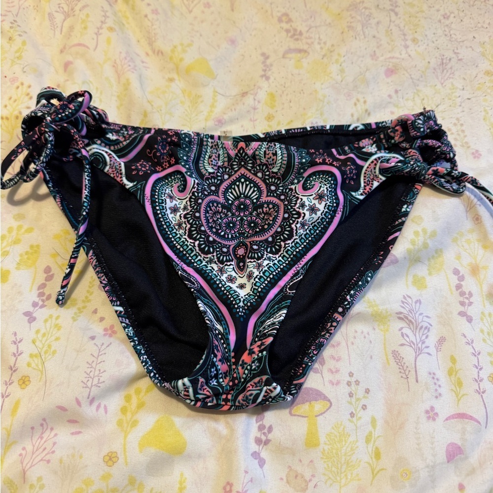 4/$25 Raisens Black and Pink Paisley Bikini Bottom sz M
