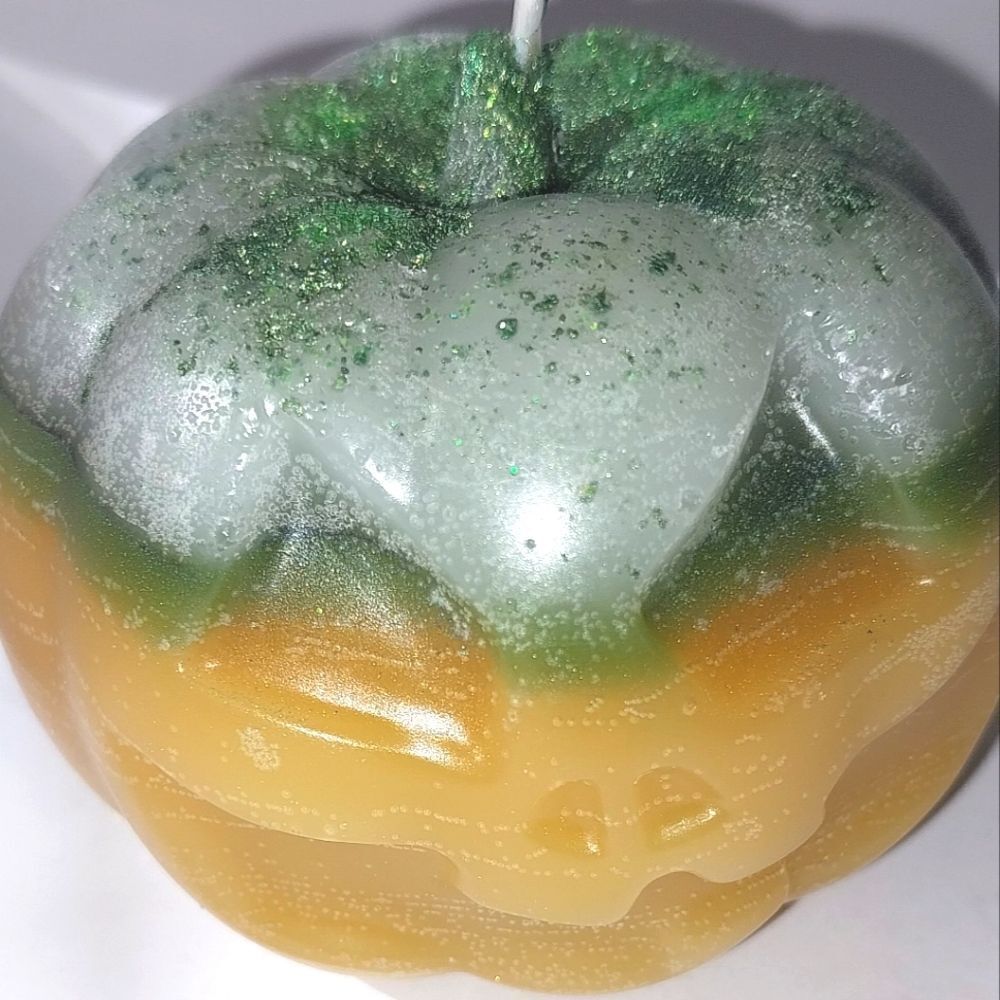 Hand crafted limited edition pumpkin candle from our spooky candle collection - Picture 5 of 6