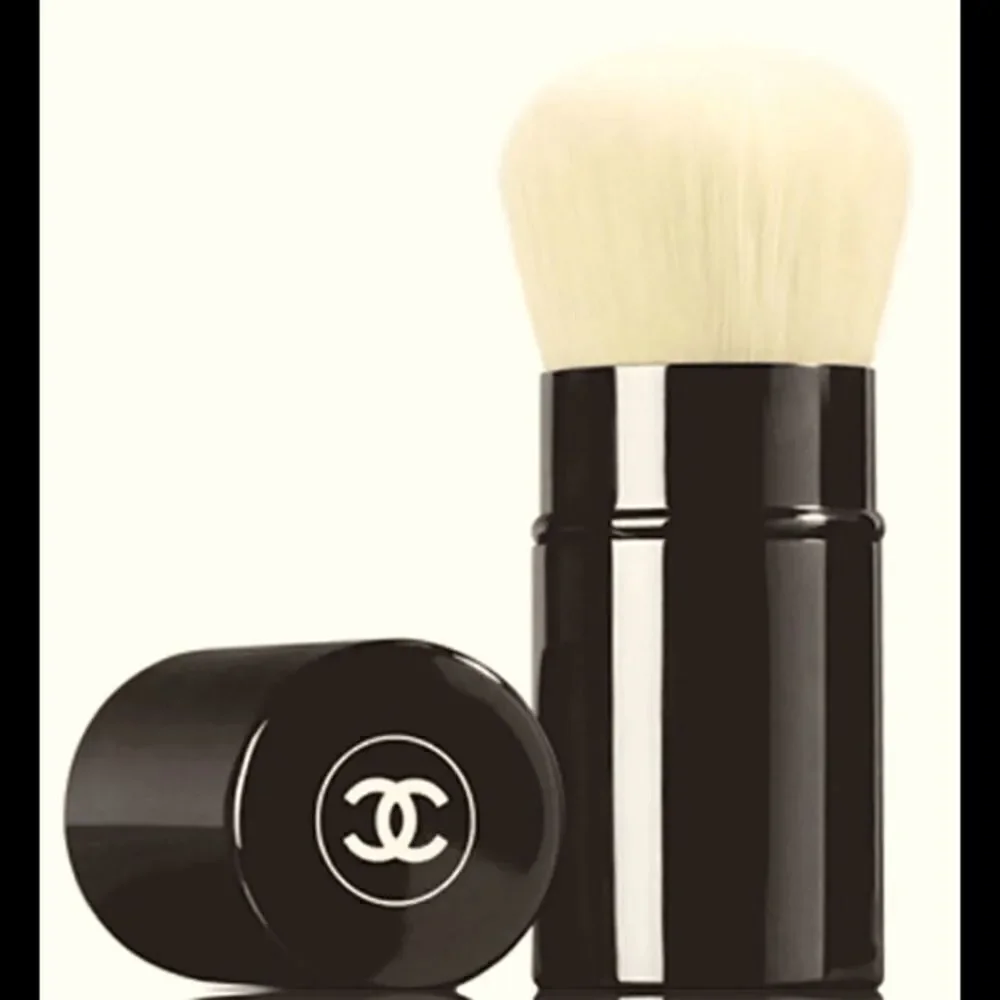 Chanel Kabuki Retractable New Makeup Brush - Picture 2 of 3