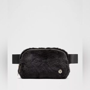 Lululemon Everywhere Belt Bag Plush Fleece Colour‎ Black/Gold