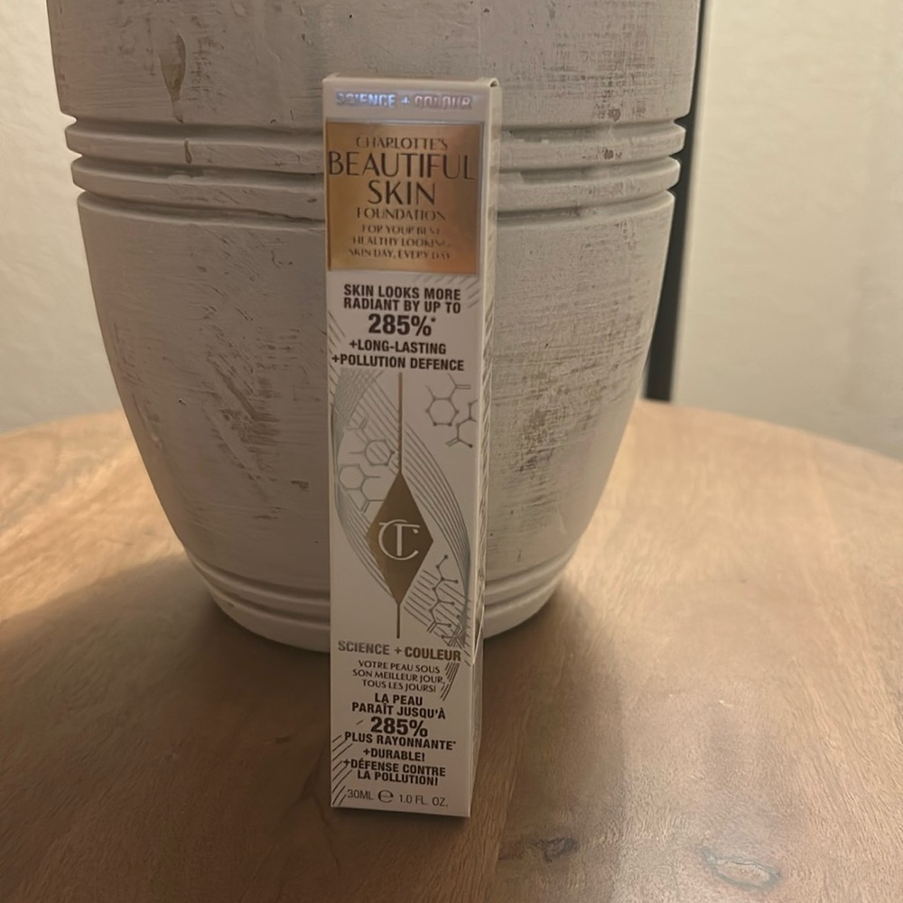 B19 CHARLOTTE TILBURY BEAUTIFUL SKIN FOUNDATION-11 NEUTRAL NEUTRE NIB