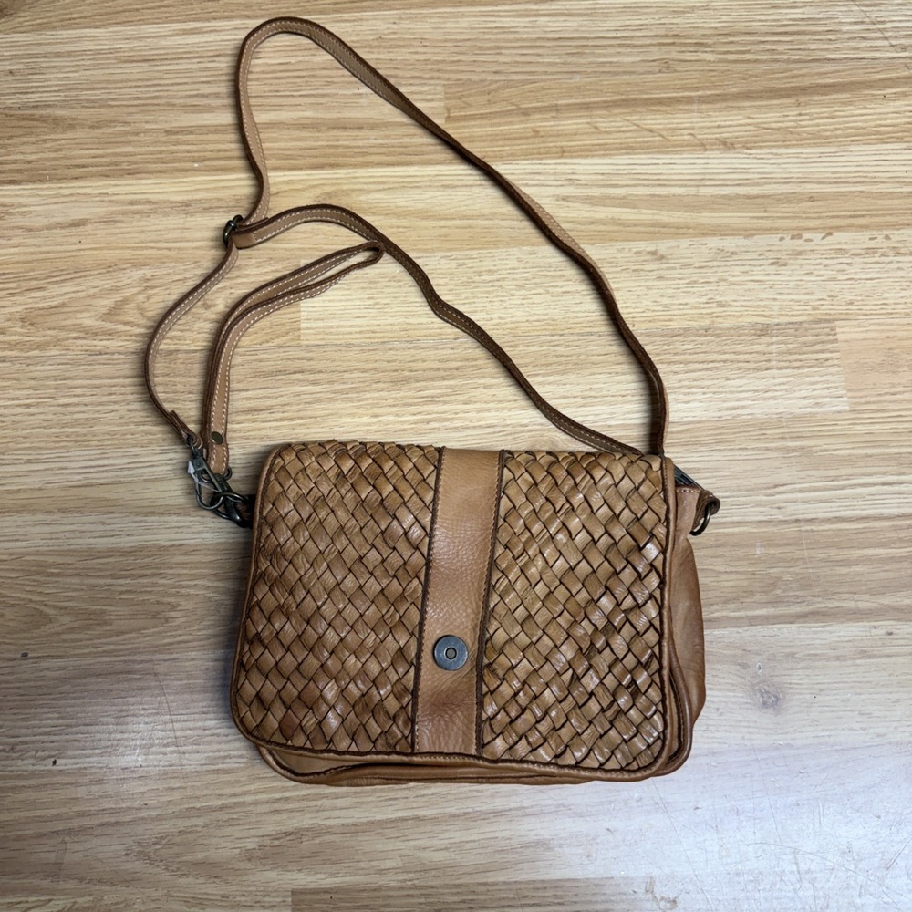 Viola Castellani Italian woven‎ leather crossbody purse bag.