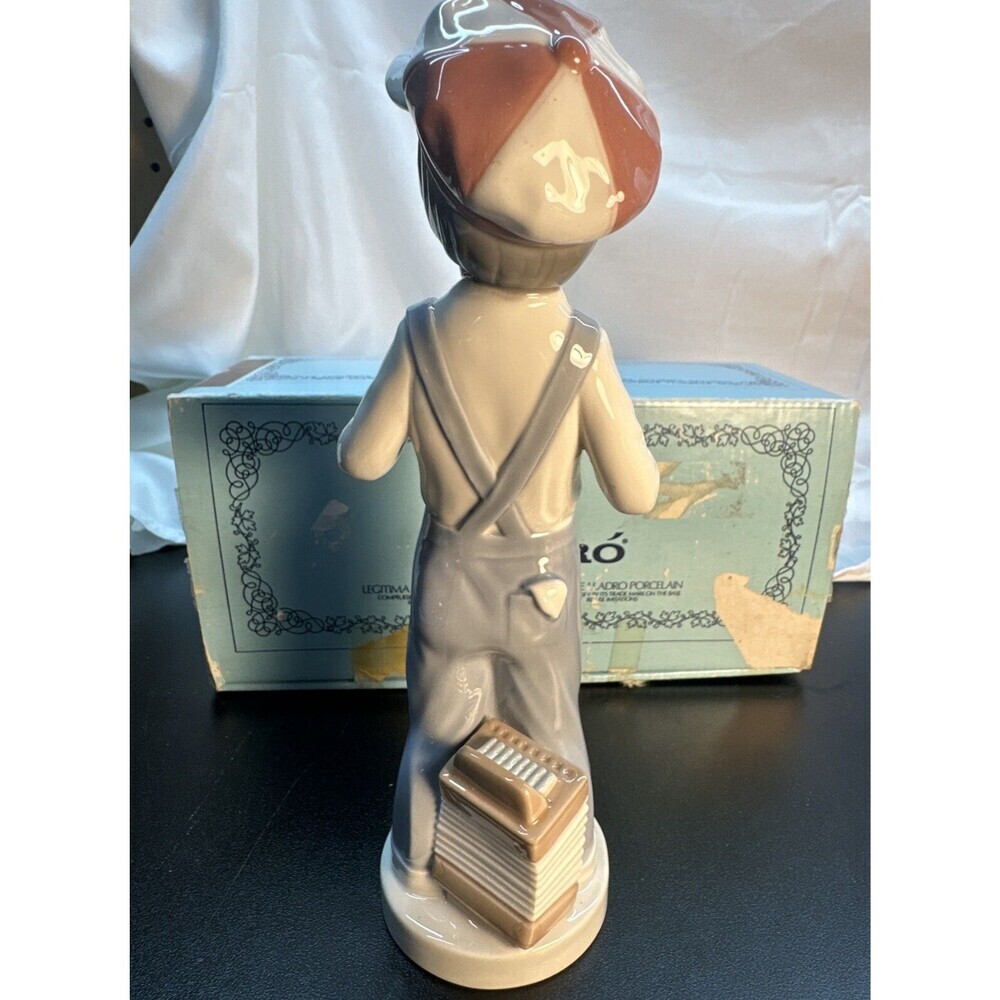 LLADRO 4898 BOY FROM MADRID WITH ACCORDION FIGURINE WITH BOX - Picture 6 of 9