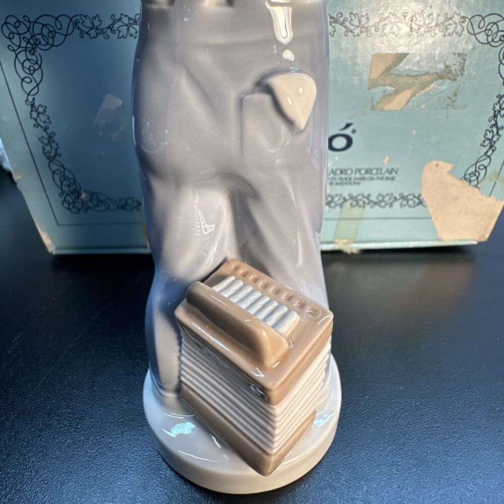 LLADRO 4898 BOY FROM MADRID WITH ACCORDION FIGURINE WITH BOX - Picture 7 of 9