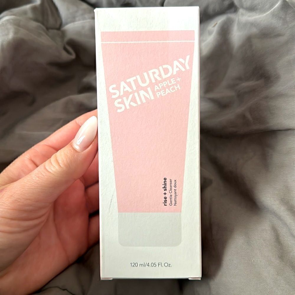 Saturday Skin rise + shine GENTLE CLEANSER vegan icon
120 ml/4.05 Fl. Oz. NIB