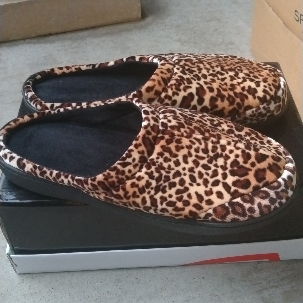 NWOT Women's leapard velvet slippers size medium - Picture 2 of 6