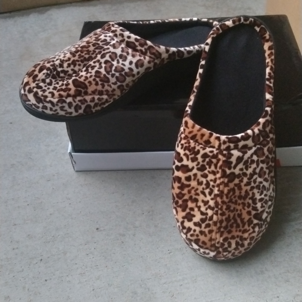 NWOT Women's leapard velvet slippers size medium - Picture 4 of 6