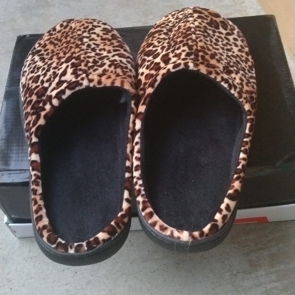 NWOT Women's leapard velvet slippers size medium - Picture 5 of 6