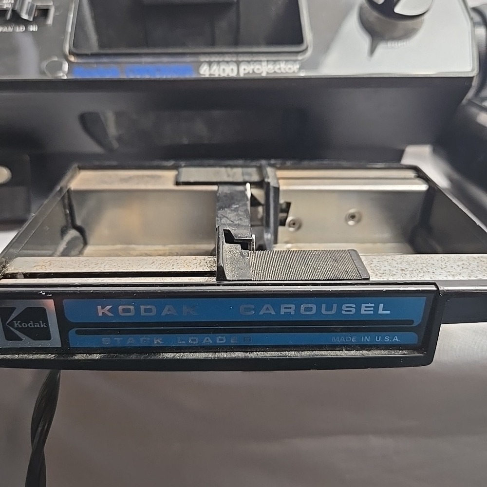 KODAK Carousel 4400 Slide Projector w/ Remote Slide Tray‎ Lens - Picture 6 of 10
