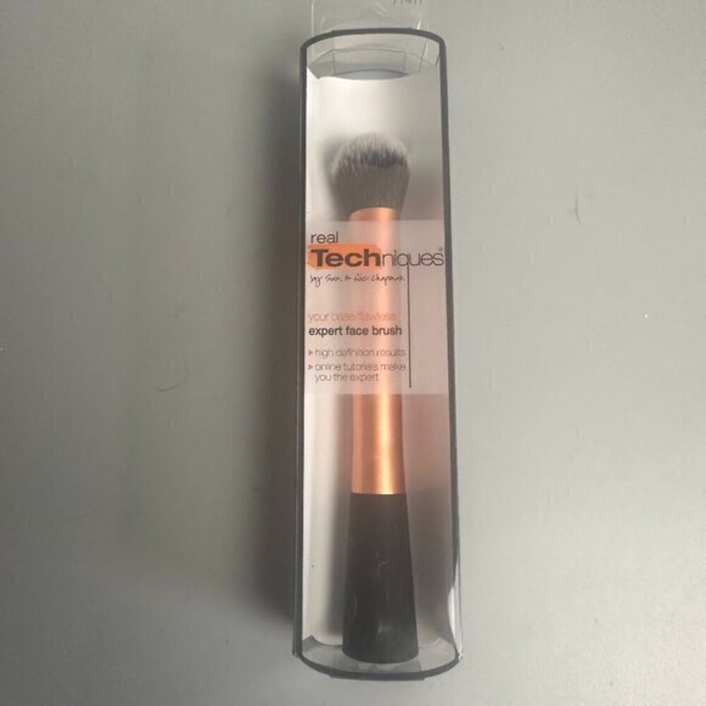 Real Techniques expert face Brush Rose Gold by Sam & Nic Stage makeup high tech