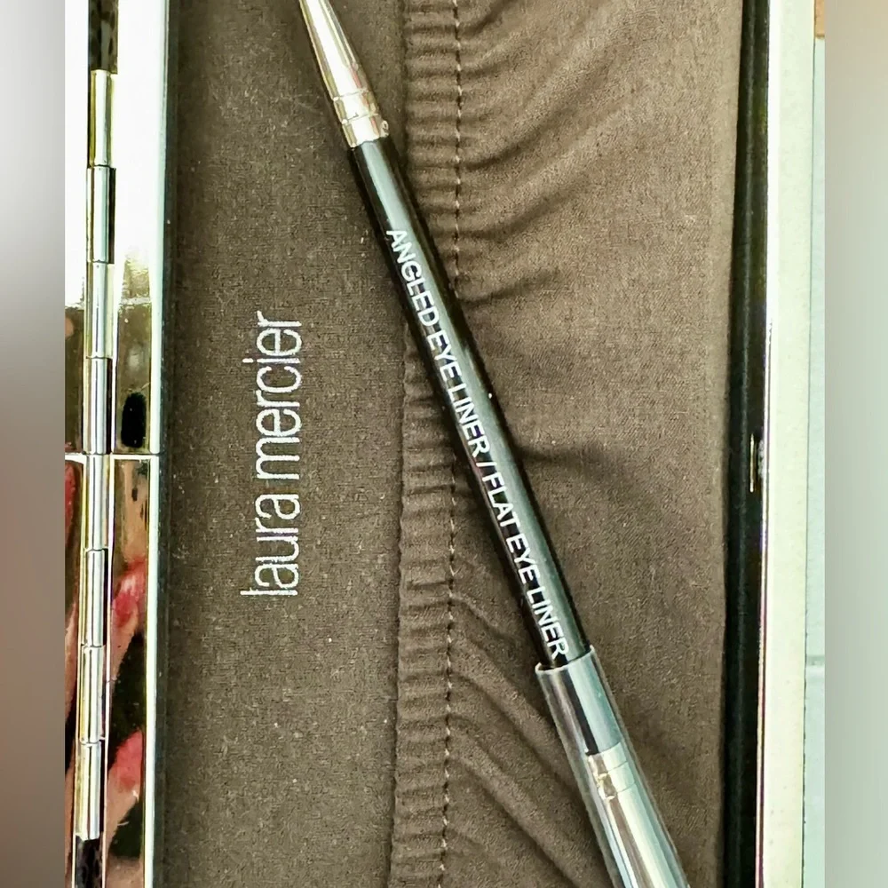 Laura Mercier Bundle- Makeup Brushes, Eyebrow Pallet, Setting Spray - Picture 3 of 8