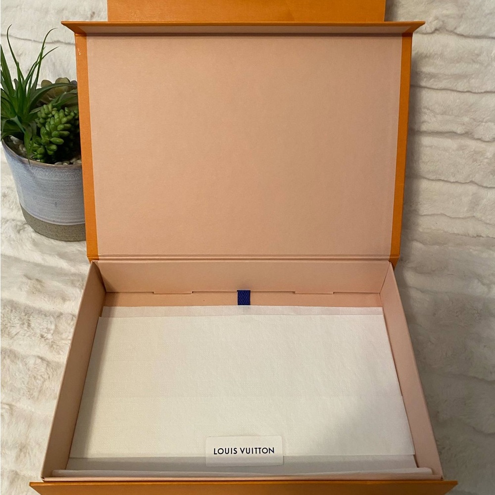 ✨Like New Bundle Louis Vuitton Box and Paper Bag - Picture 2 of 5