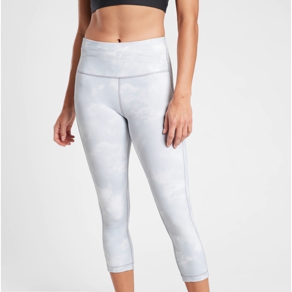 Athleta Ultimate Stash Pocket Printed Capri Leggings XS Gray Cloud