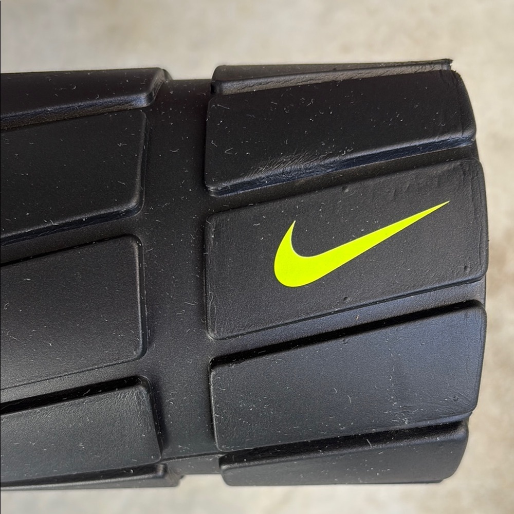 Nike Recovery Foam Roller – Black/Volt - Picture 4 of 5