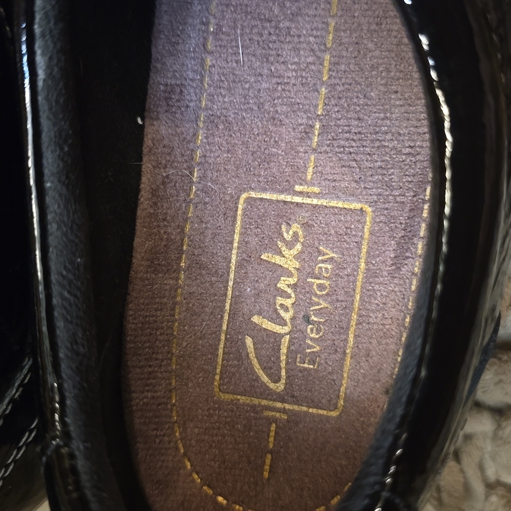 Clarks Everyday Women's Size 7.5 N Black Patent Leather Slip-on Adjustable Shoe - Picture 3 of 8