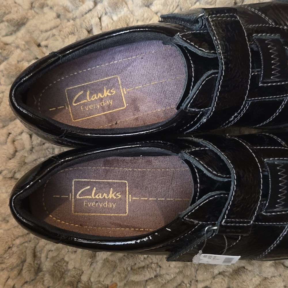 Clarks Everyday Women's Size 7.5 N Black Patent Leather Slip-on Adjustable Shoe - Picture 7 of 8