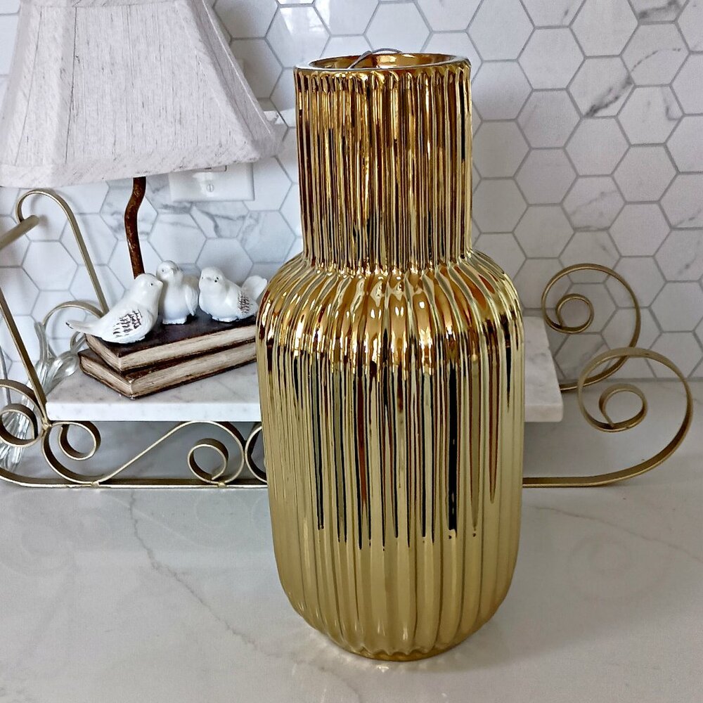 NEW! GORGEOUS FLUTED DECORATIVE GOLD VASE By TAHARI HOME - Picture 3 of 4