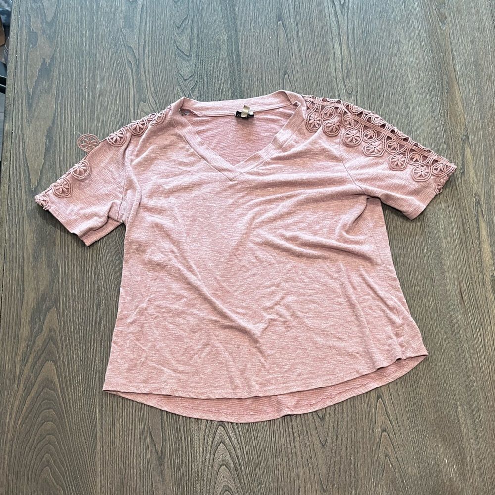 Como Vintage Light Pink V-Neck Short Sleeve Lace Size L