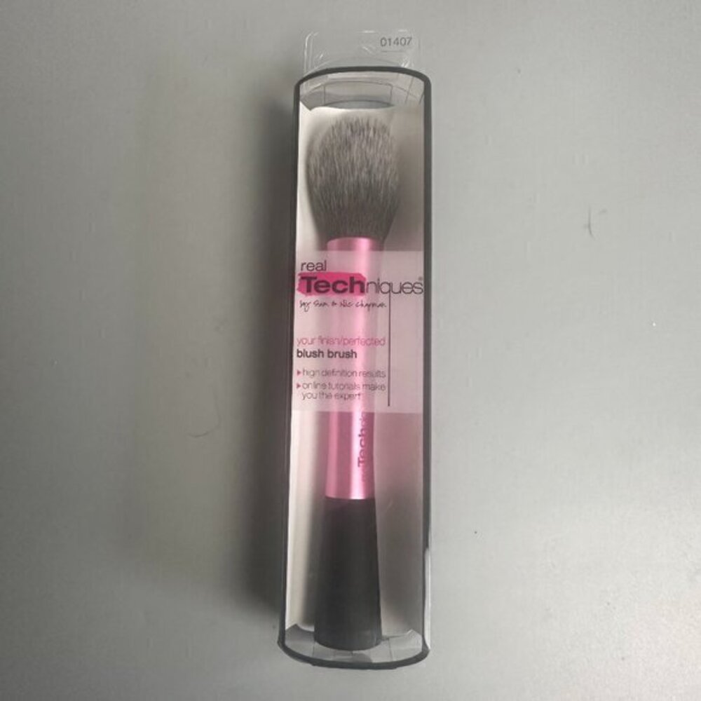 Real Techniques blush Brush Pink by Sam & Nic Stage makeup high tech