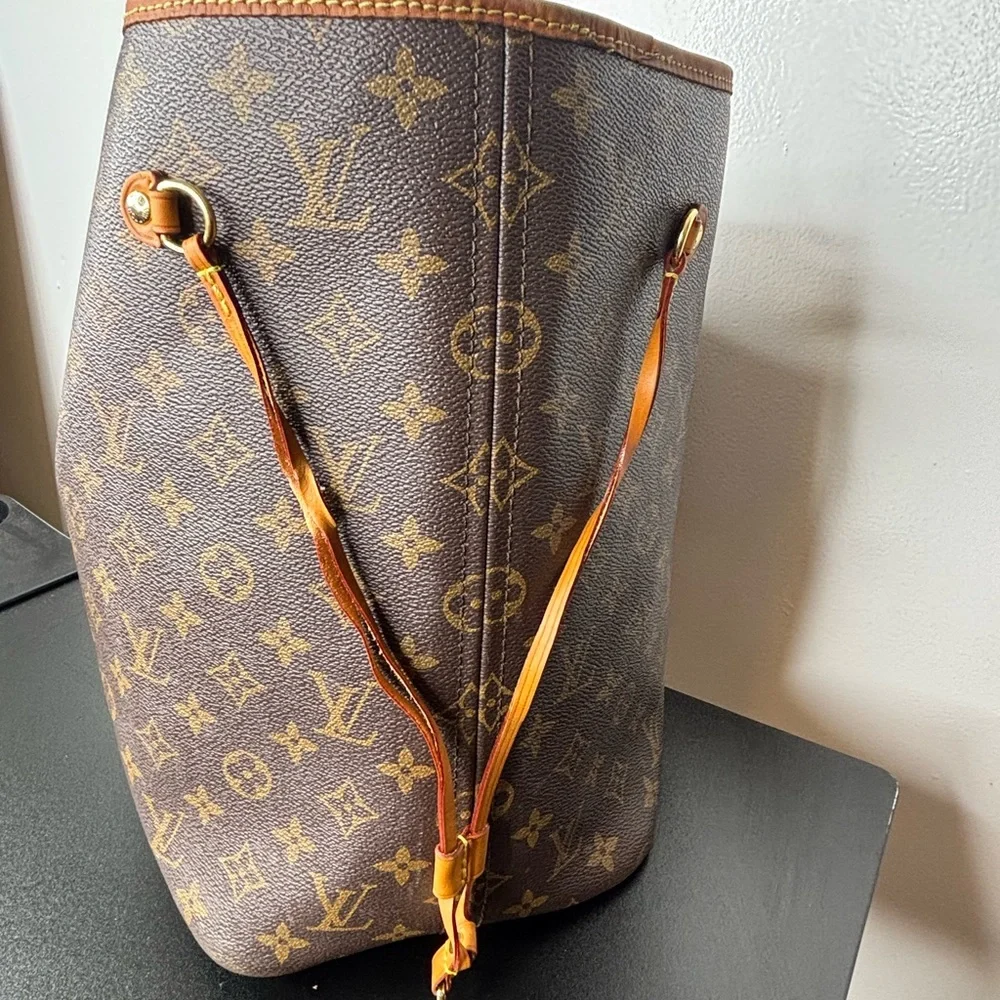 Louis Vuitton Neverfull GM Tote - Picture 15 of 16