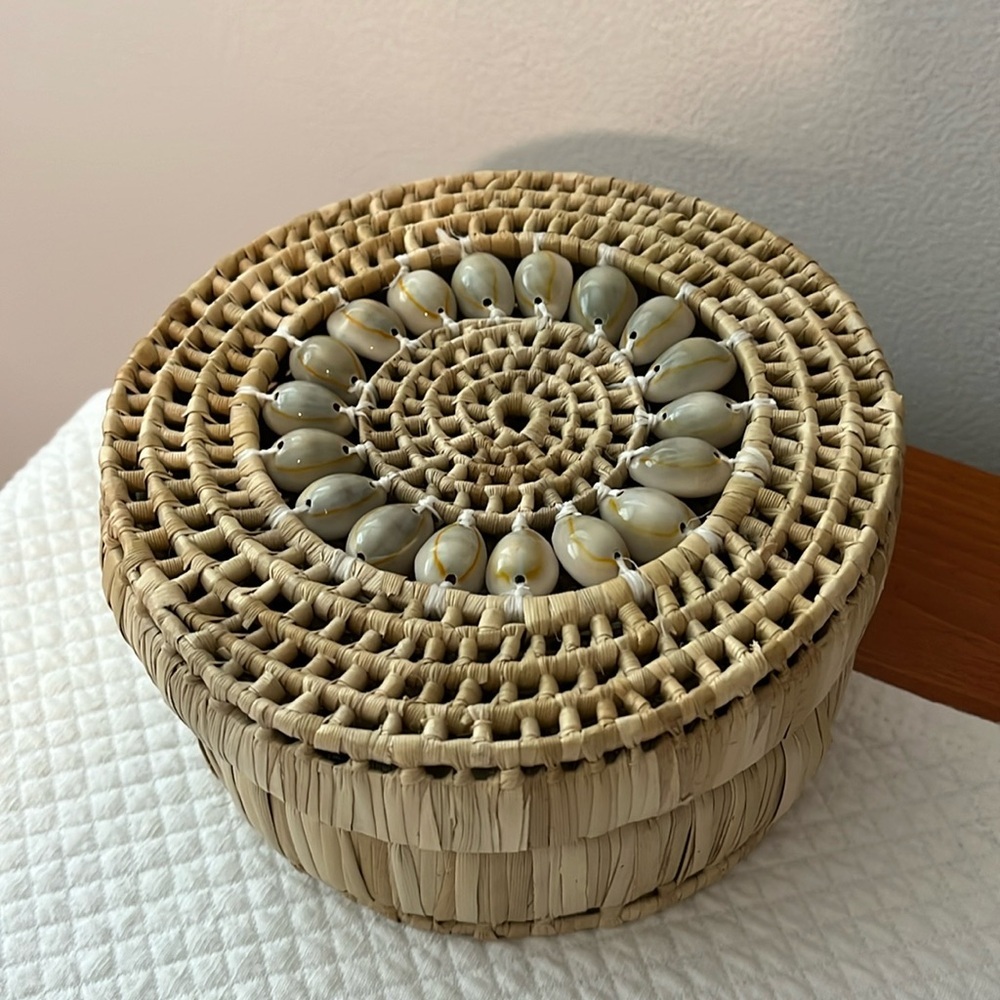 Beachy Vintage Shell Lidded Basket Storage Trinket Raffia - Picture 2 of 10