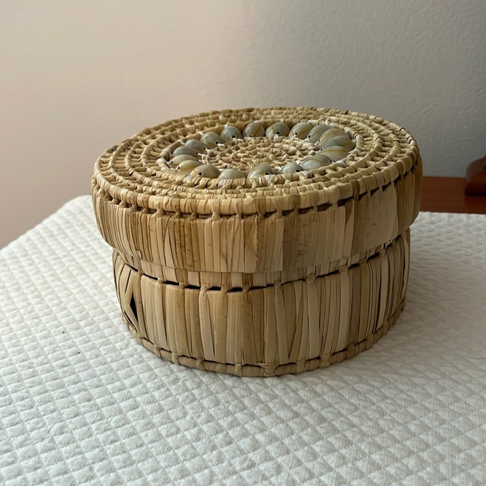 Beachy Vintage Shell Lidded Basket Storage Trinket Raffia - Picture 4 of 10
