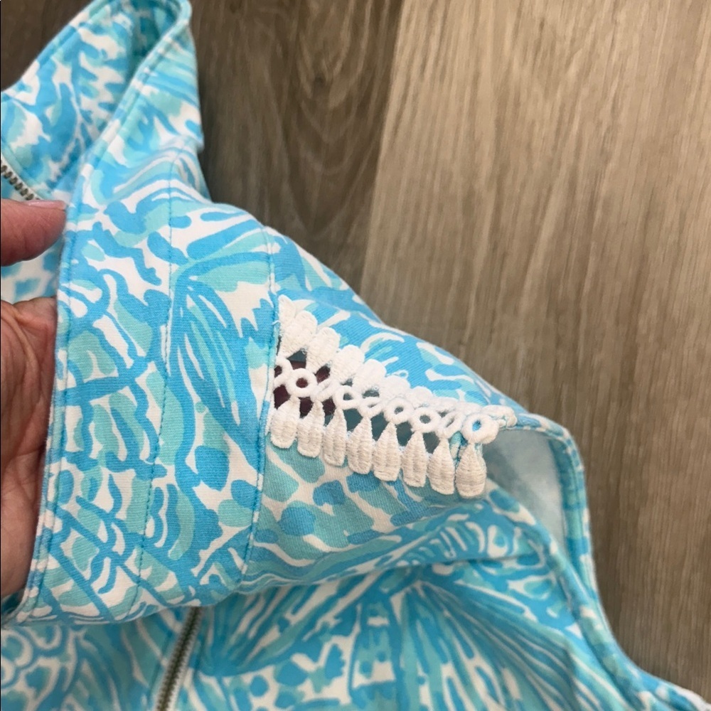 ❄️🌷Lilly Pulitzer Turquoise and White Patterned Top - Picture 3 of 4