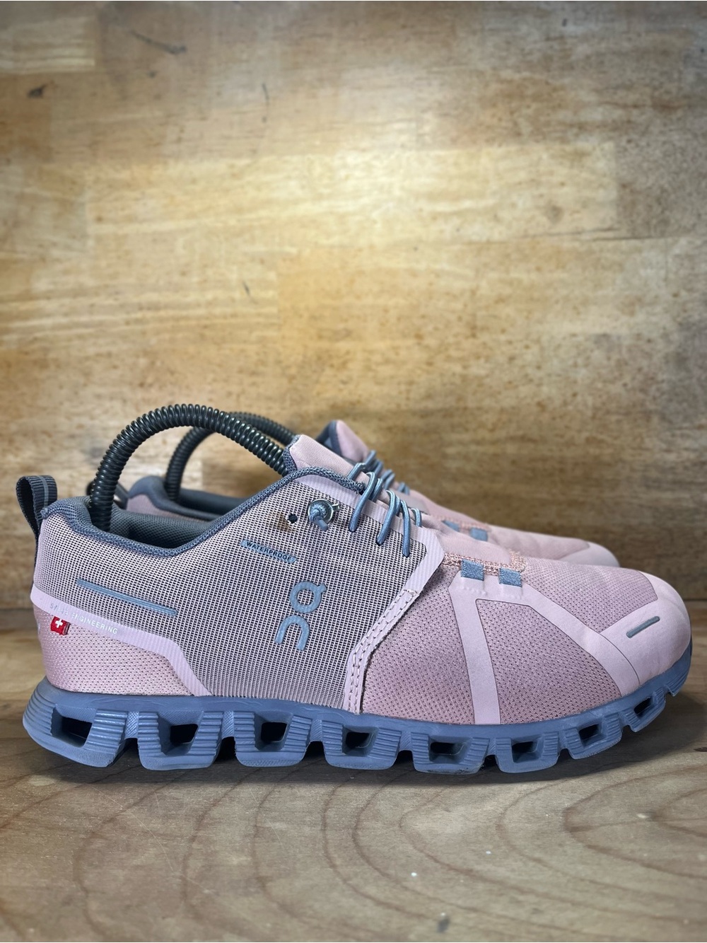 On Cloud 5 WATERPROOF REFLECTIVE Womens Sz 8 Running Shoes Sneakers Rose Fossil