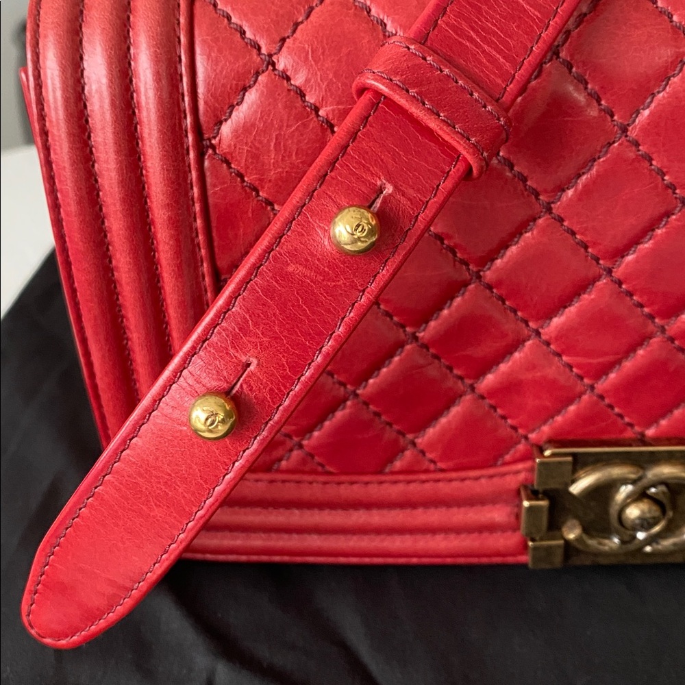 Chanel Boy Red Crinkled Leather Bag Purple Stitch Antiqued GHW New in Box Dusty - Picture 10 of 17