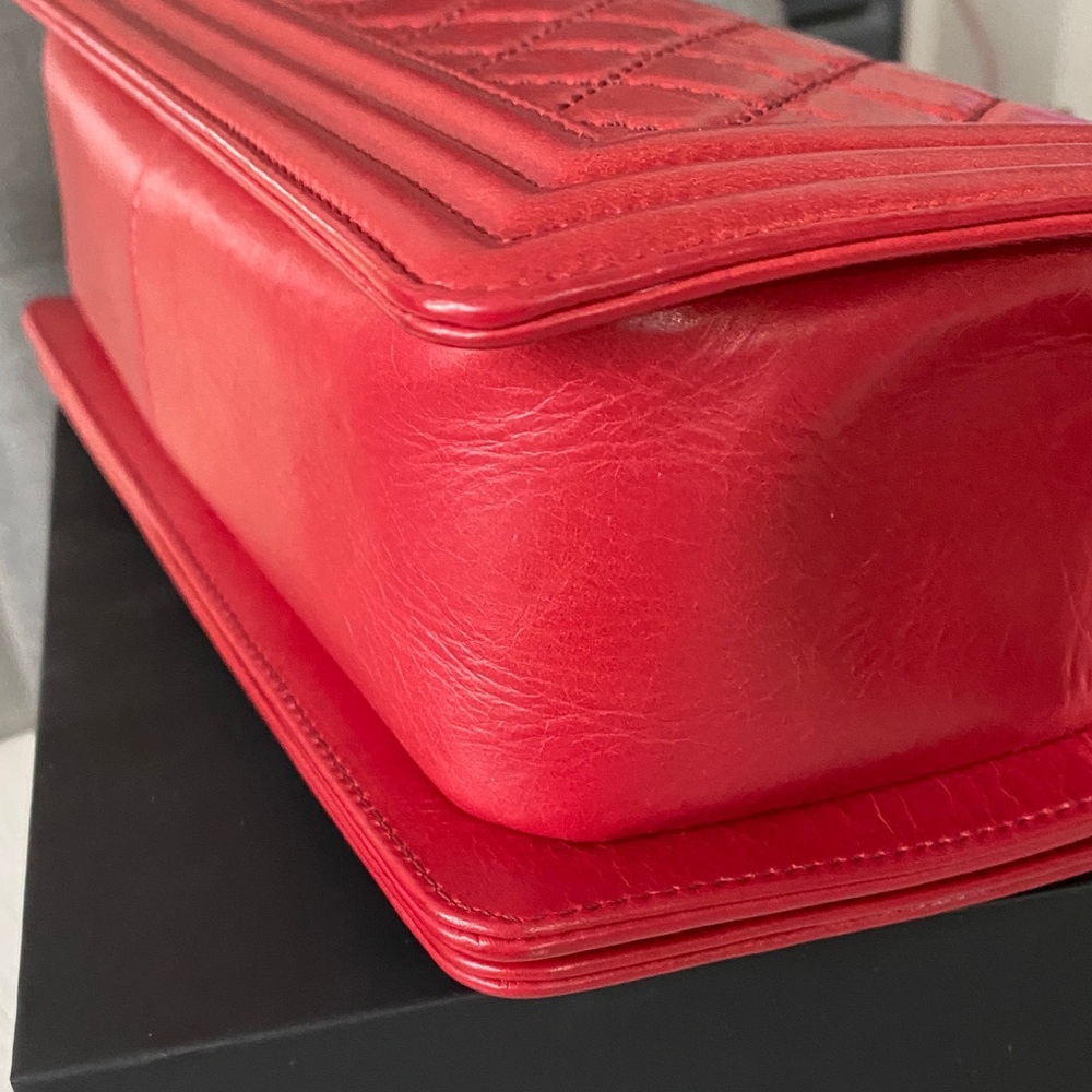 Chanel Boy Red Crinkled Leather Bag Purple Stitch Antiqued GHW New in Box Dusty - Picture 14 of 17
