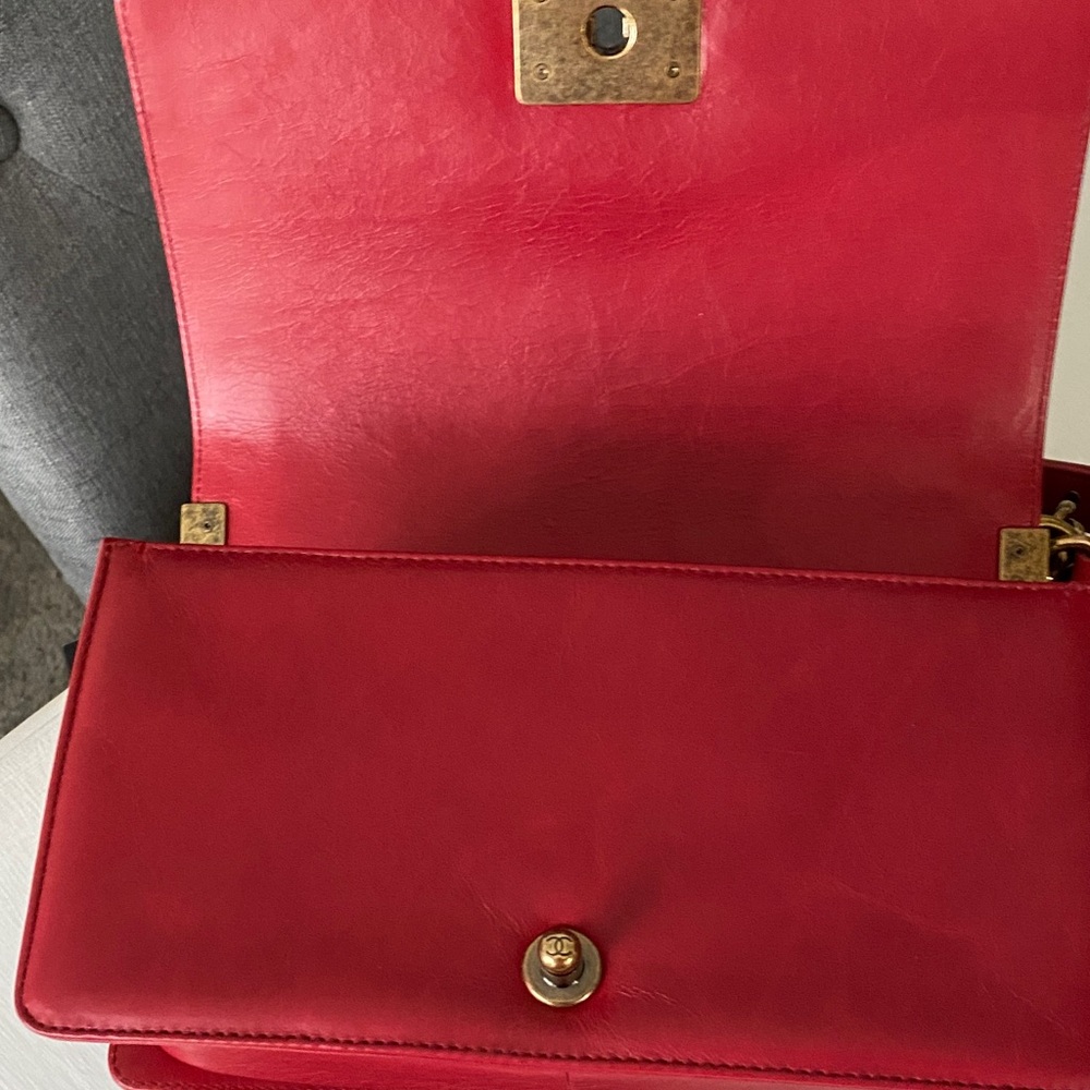 Chanel Boy Red Crinkled Leather Bag Purple Stitch Antiqued GHW New in Box Dusty - Picture 15 of 17