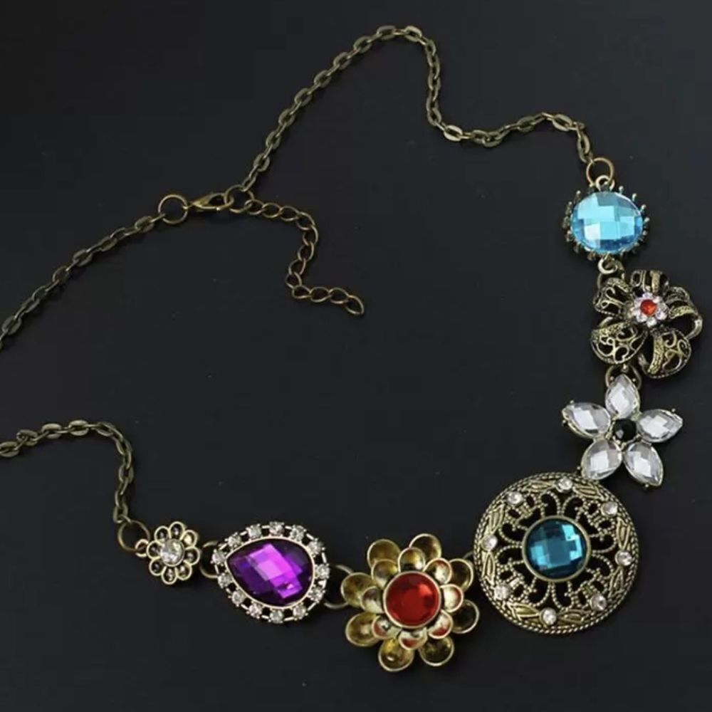 SHEIN Emory Rose Gold & Rhinestone Statement Necklace - Picture 3 of 7