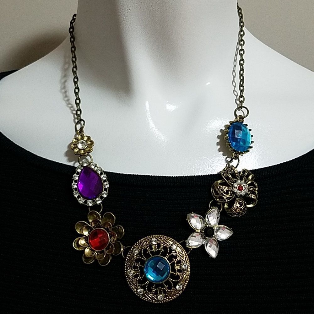SHEIN Emory Rose Gold & Rhinestone Statement Necklace - Picture 5 of 7