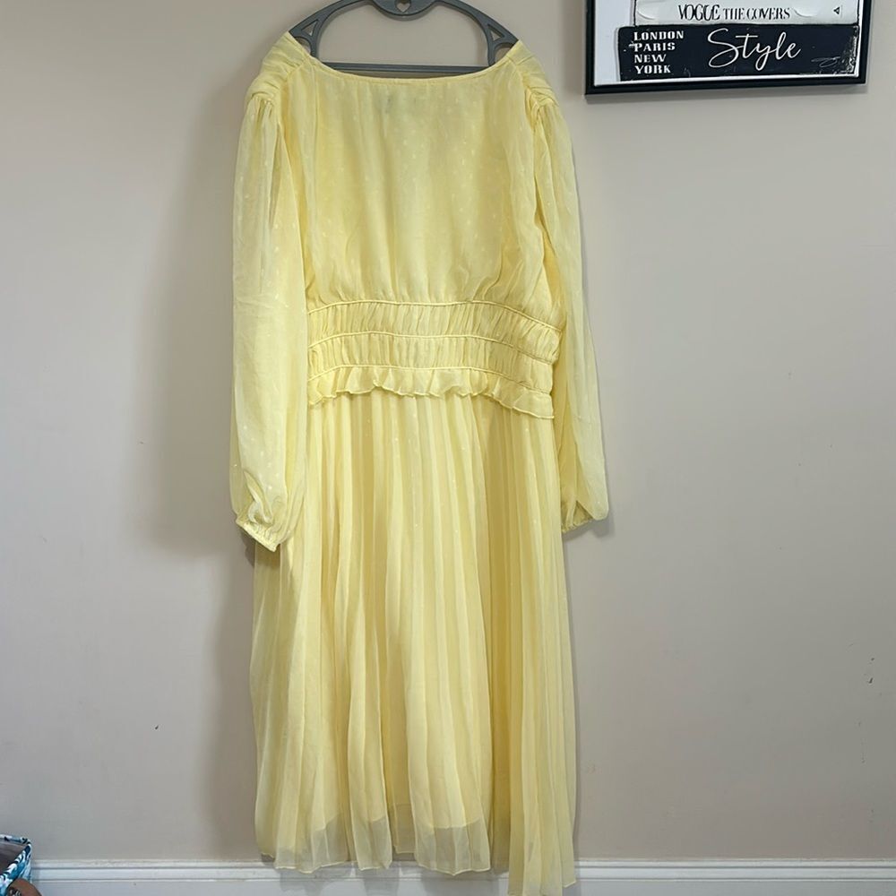 ASOS Curve Pale Yellow Pleated Midi Dress - Picture 7 of 7