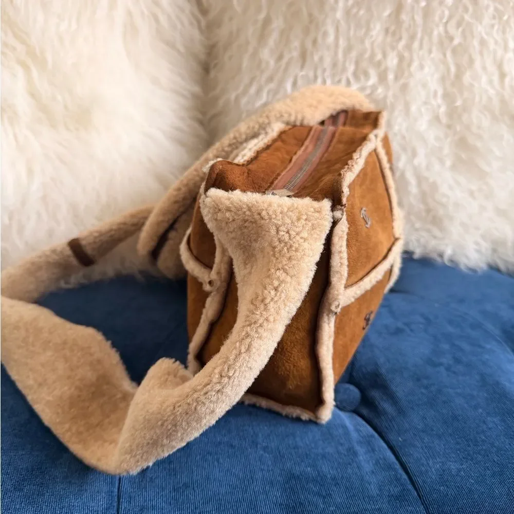 CHANEL Sheepskin Sherpa Shoulder Bag - Picture 7 of 10