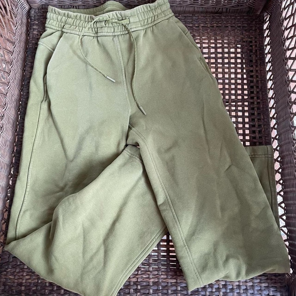 Lululemon Loungeful Straight Leg Pant
Bronze Green