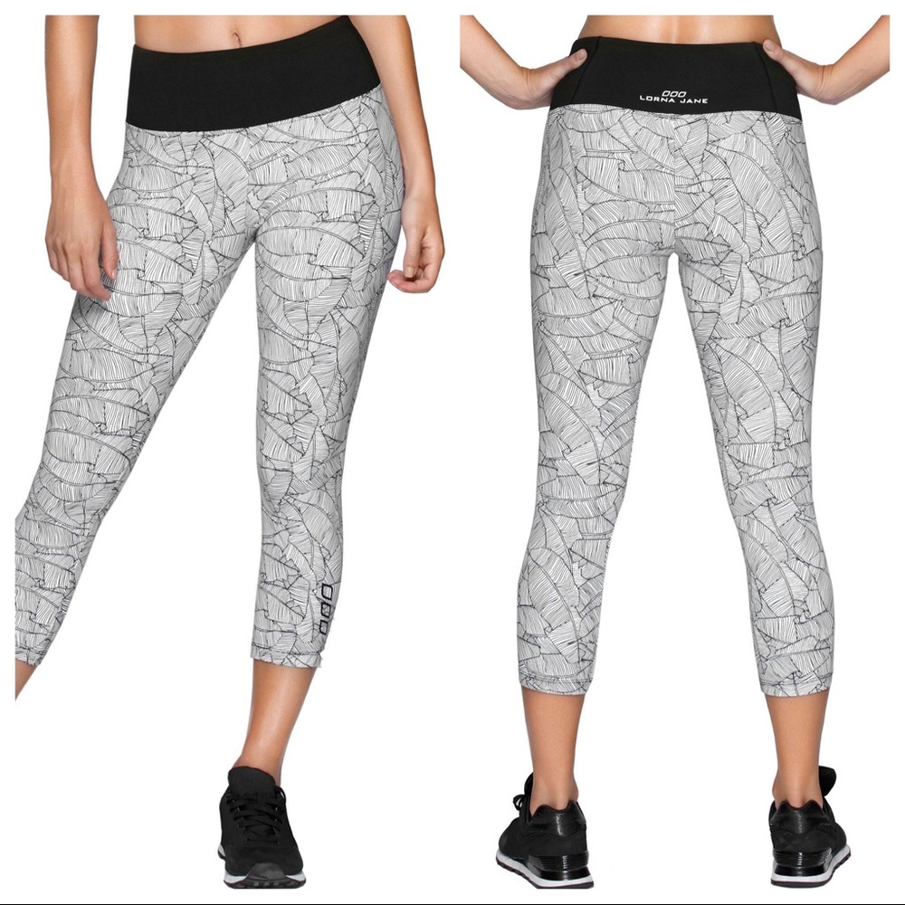 ⭐️ Lorna Jane Black Island Active Core Capri Leggings