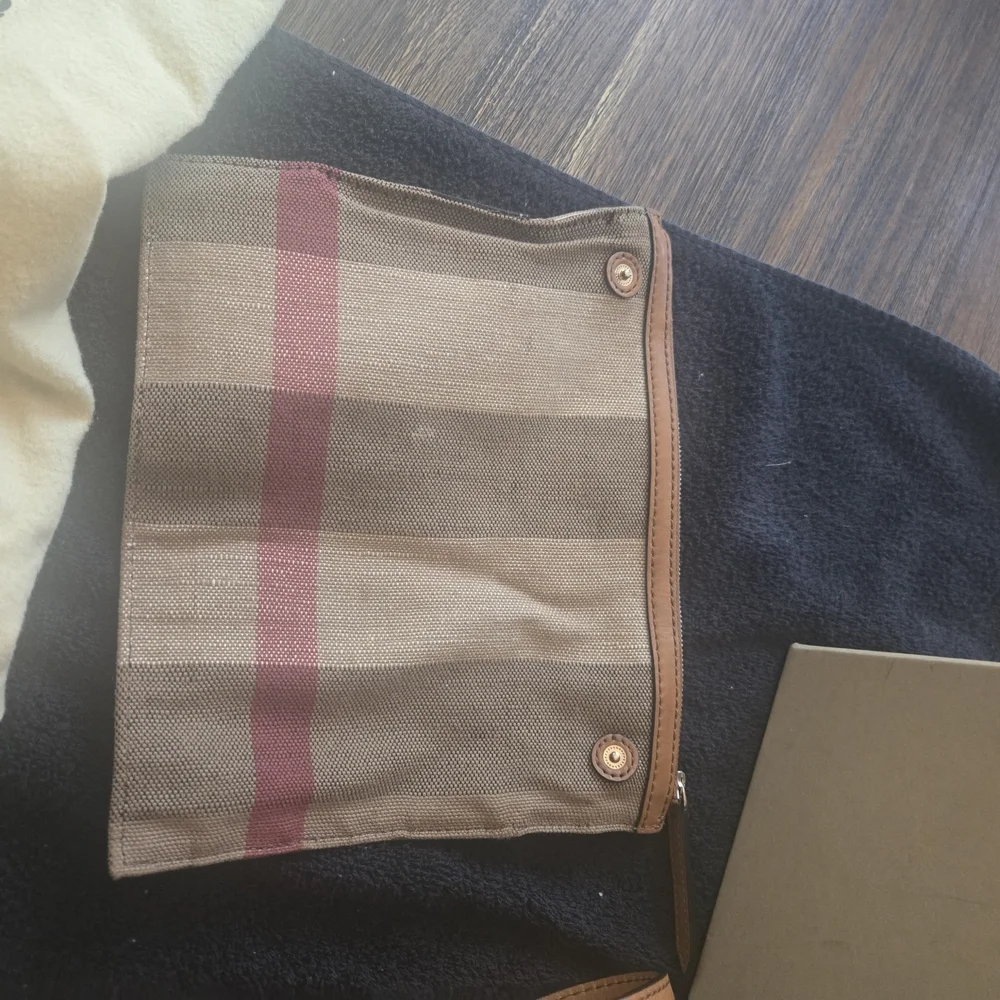 Burberry Ashy Bucket Bag Tassels, Plaid, Leather, Detachable Crossbody Strap EUC - Picture 14 of 14