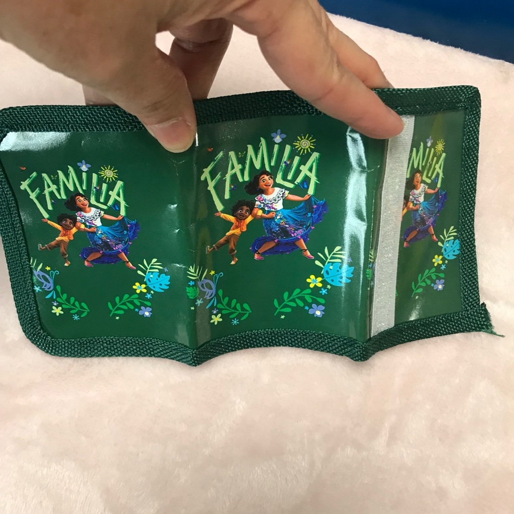 ✨✨5/$10✨✨ Disney Encanto Trifold Girls Boys Kids Wallet, Velcro BRAND NEW - Picture 7 of 9