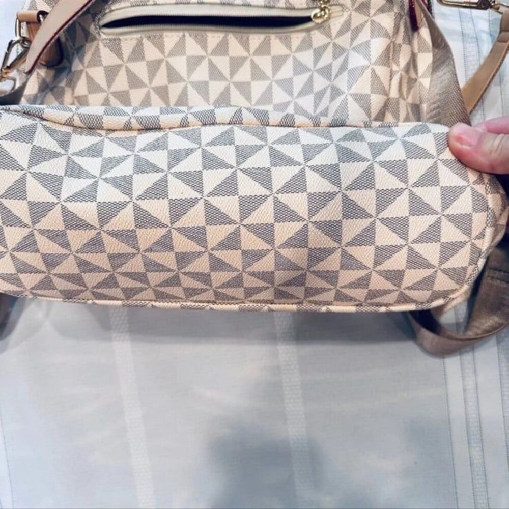 Backpack - Picture 2 of 10