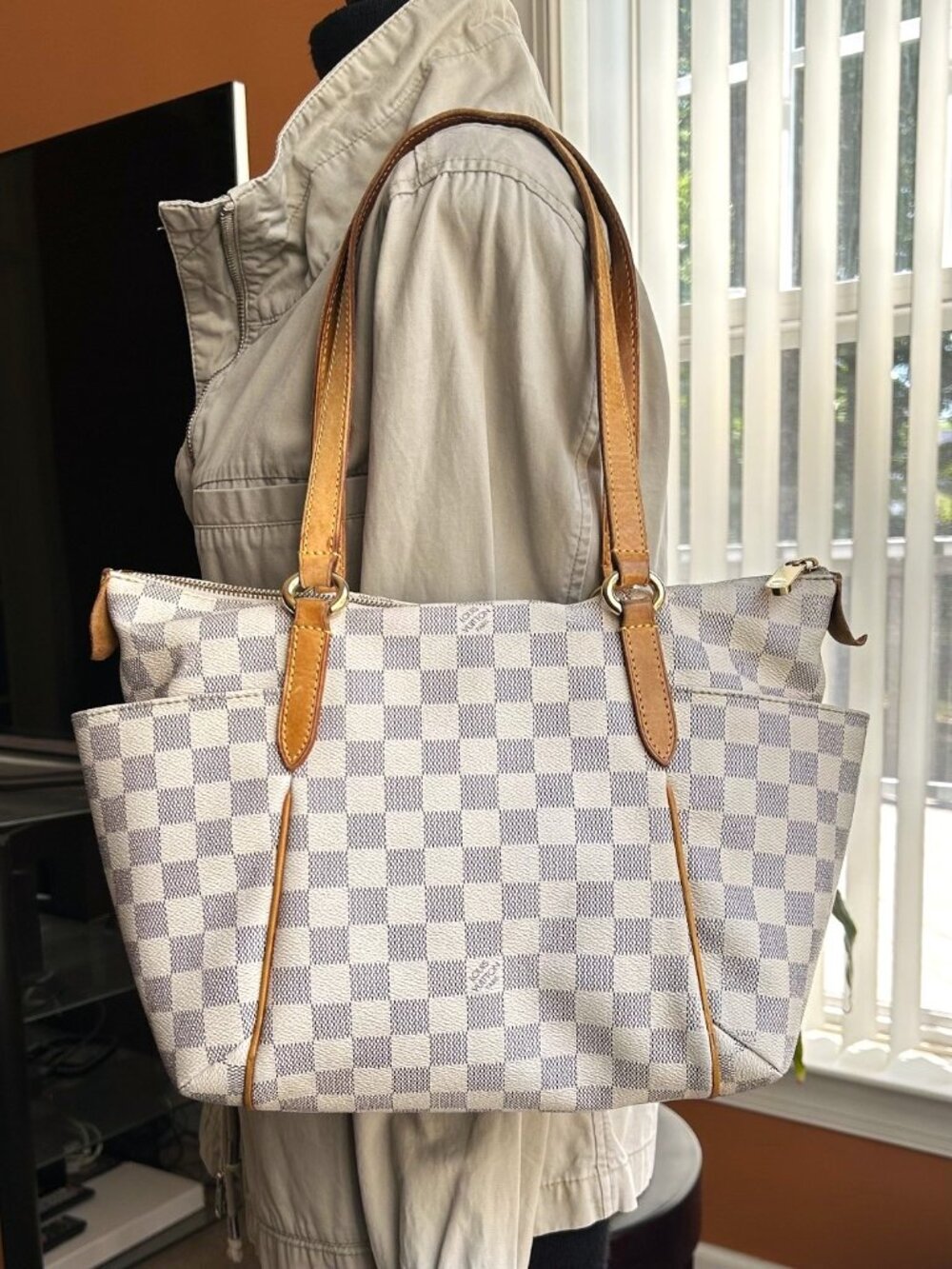 LOUIS VUITTON Damier Azur Totally PM Tote - Picture 4 of 16
