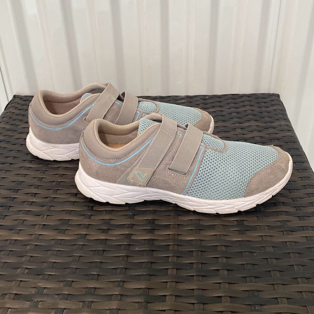 Vionic sneakers women’s size 9.5 ￼