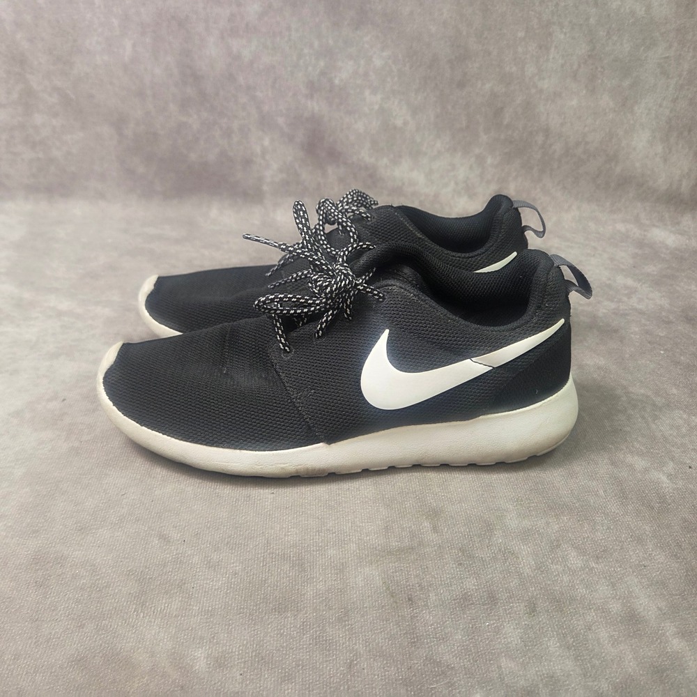 Nike Roshe One Womens 7.5 Black White Sneakers 844994-002 Running Shoes