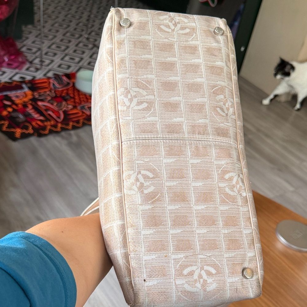CHANEL Beige and Cream Tote Bag - Picture 5 of 6
